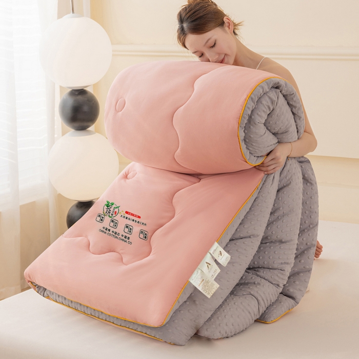 91家纺网 家纺一手货源 找家纺 钰博家纺 2024新款亲肤水洗棉安抚豆豆被冬被 粉灰