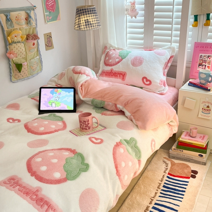 91家纺网 家纺一手货源 找家纺 川悦生活 2024新款立体雪花绒宿舍床笠款三件套四件套 啵啵草莓