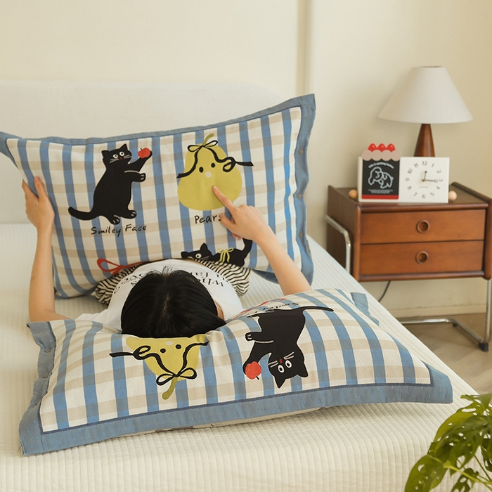 91家纺网 家纺一手货源 找家纺 2024新款全棉四层纱布枕套一对装纽扣款枕套 大眼萌猫