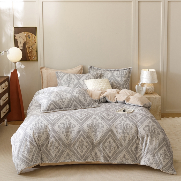 91家纺网 家纺一手货源 找家纺 卡派 2024新款轻奢肌理纹雕花工艺款230克加厚牛奶绒四件套（提供买家秀 ） 法式浪漫-灰