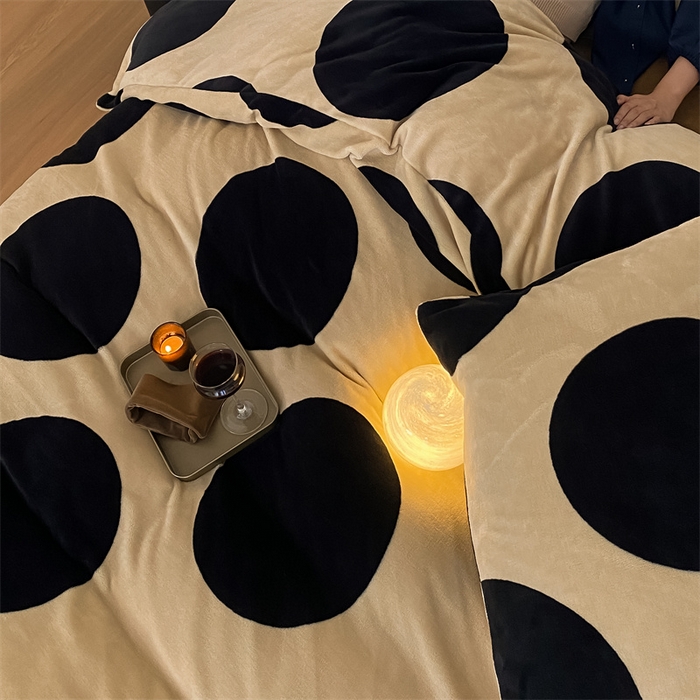 91家纺网 家纺一手货源 找家纺 红粉佳人 2025新款小清新双面牛奶绒四件套黑糖