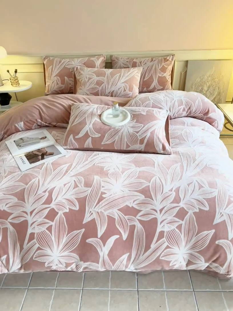 91家纺网 家纺一手货源 找家纺 大境 2024新款8斤A类230克牛奶绒提花烂花四件套床笠款床单款 叶阑 蔷薇粉