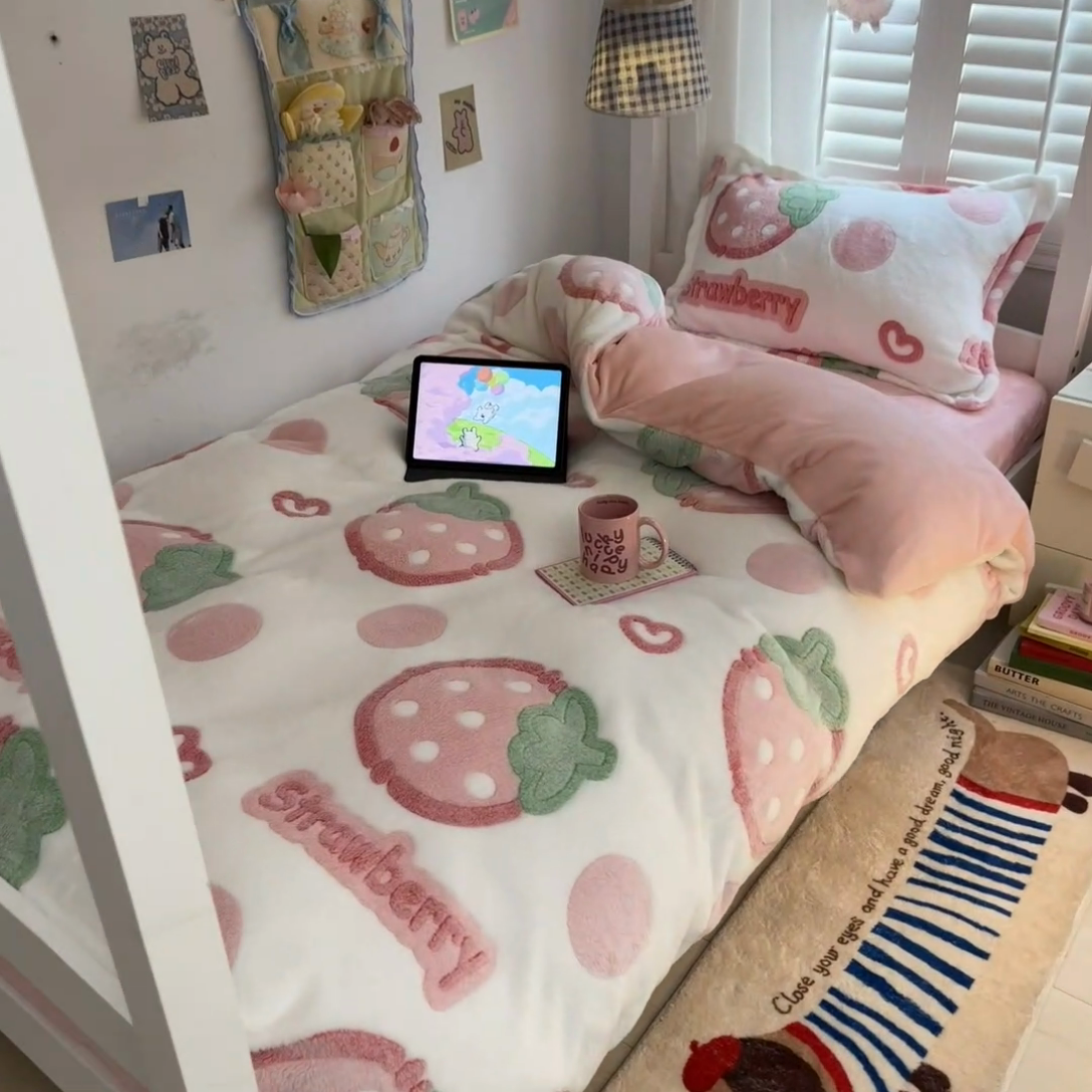 91家纺网 家纺一手货源 找家纺 川悦生活 2024新款立体雪花绒宿舍床笠款三件套四件套 啵啵草莓