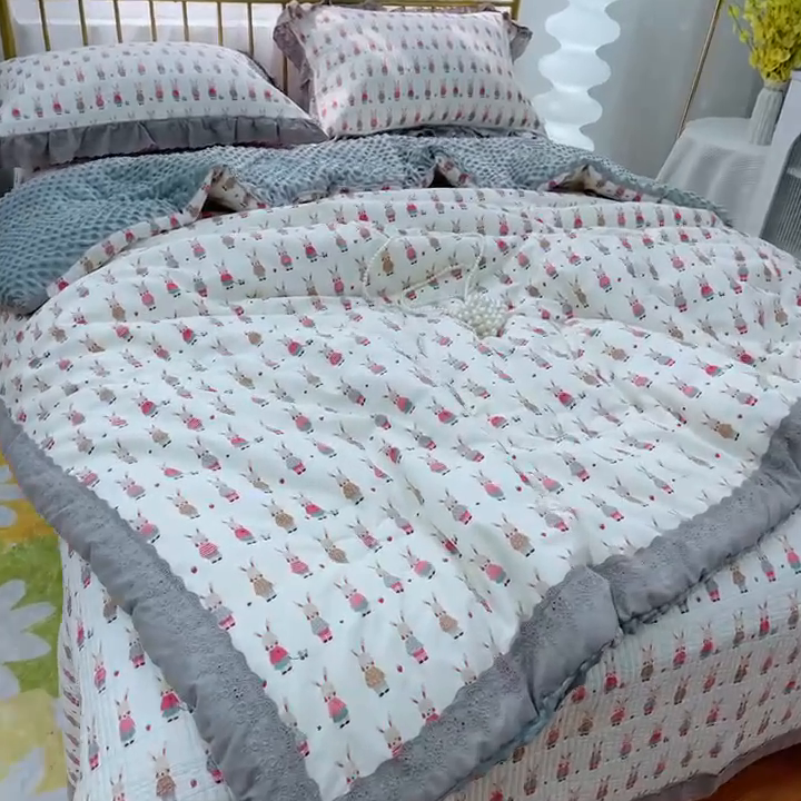 91家纺网 家纺一手货源 找家纺 暖居 2024新款包边豆豆被床盖四件套 兔斯基