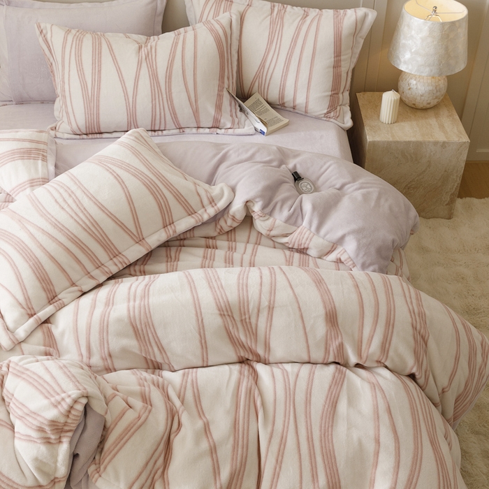 91家纺网 家纺一手货源 找家纺 卡派 2024新款轻奢肌理纹雕花工艺款230克加厚牛奶绒四件套（提供买家秀 ） 线条-粉