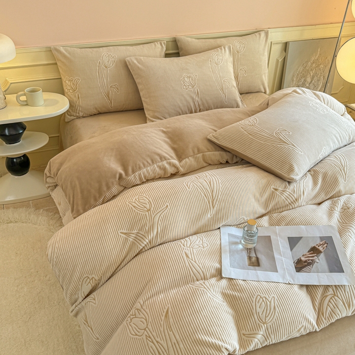 91家纺网 家纺一手货源 找家纺 大境 2024新款8斤A类230克牛奶绒提花烂花四件套床笠款床单款 郁见 米咖