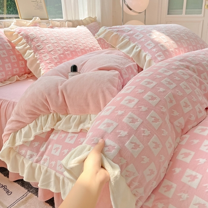 91家纺网 家纺一手货源 找家纺 2024新款加厚牛奶绒韩版雕花四件套风格2（阳光） 露娜紫