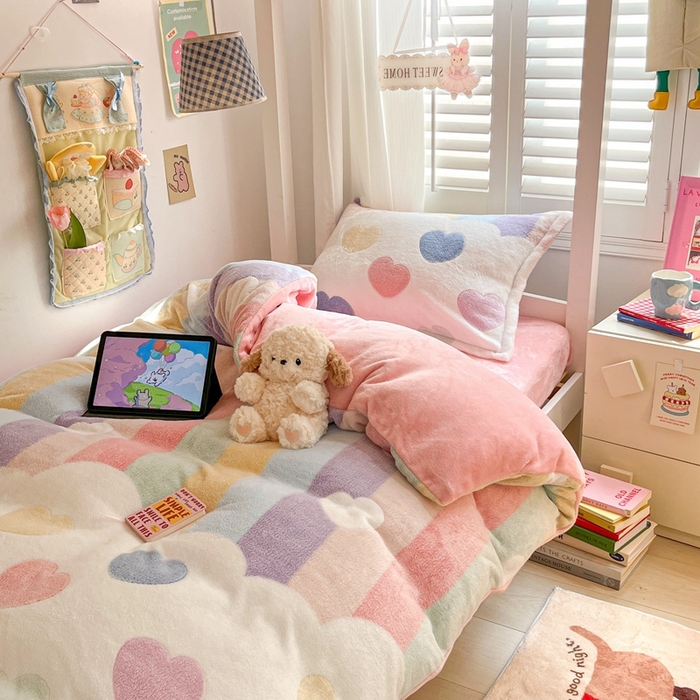 91家纺网 家纺一手货源 找家纺 川悦生活 2024新款立体雪花绒宿舍床笠款三件套四件套 彩虹爱心粉