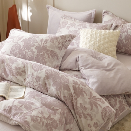 91家纺网 家纺一手货源 找家纺 （总）卡派 2024新款轻奢肌理纹雕花工艺款230克加厚牛奶绒四件套（提供买家秀 ）