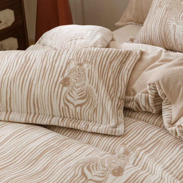 91家纺网 家纺一手货源 找家纺 卡派 2024新款轻奢肌理纹雕花工艺款230克加厚牛奶绒四件套（提供买家秀 ） 条纹斑马-咖