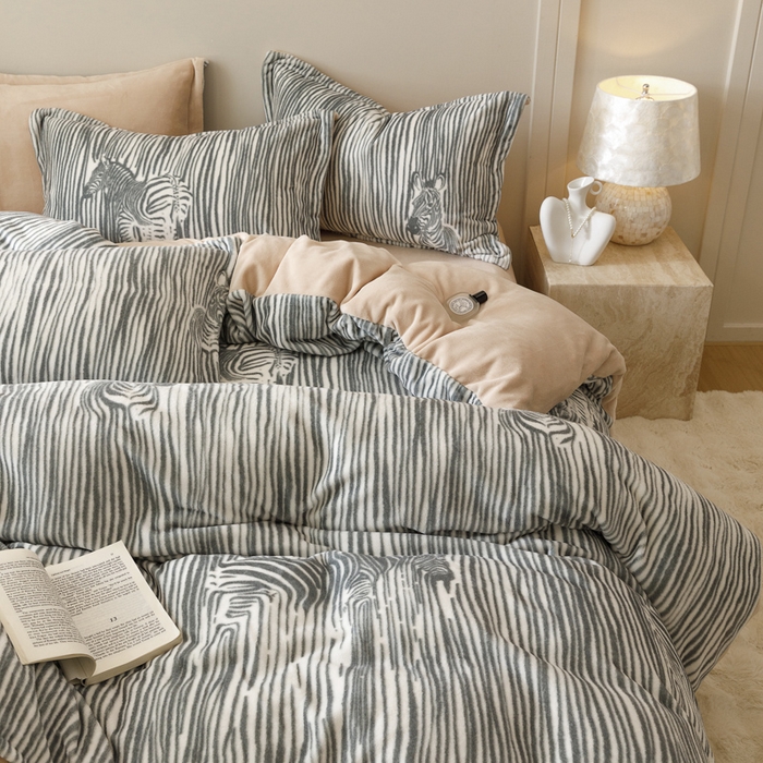 91家纺网 家纺一手货源 找家纺 卡派 2024新款轻奢肌理纹雕花工艺款230克加厚牛奶绒四件套（提供买家秀 ） 条纹斑马-灰