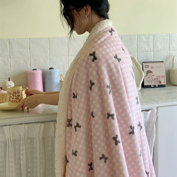 91家纺网 家纺一手货源 找家纺 桃喜 2024新款亲肤舒适牛奶绒羊羔绒毛毯 粉格子蝴蝶结