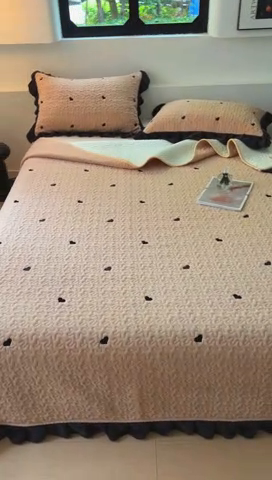 91家纺网 家纺一手货源 找家纺 美梦家纺 2024新款牛奶绒法式绣花夹棉床盖 绒爱心·卡其色