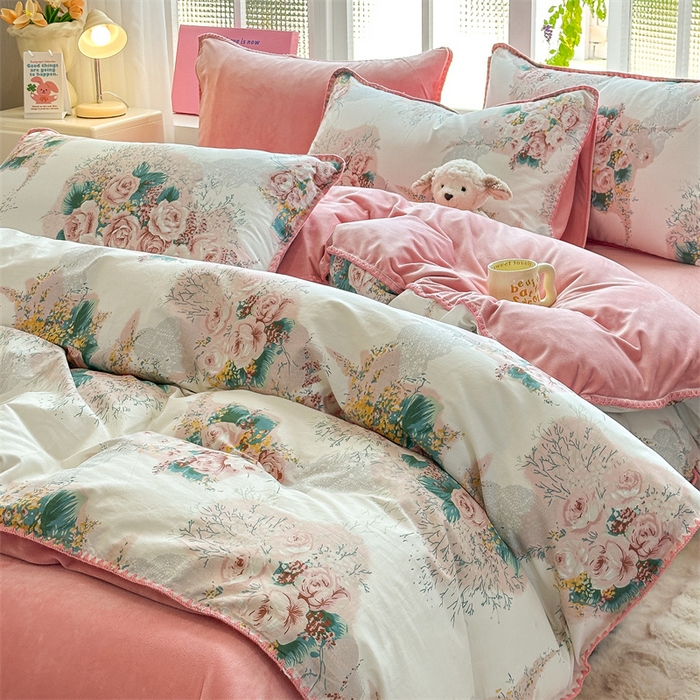 91家纺网 家纺一手货源 找家纺 红粉佳人新款小清新卡通贝壳边三角针棉加绒四件套工艺款牛奶绒四件套浪漫花舞