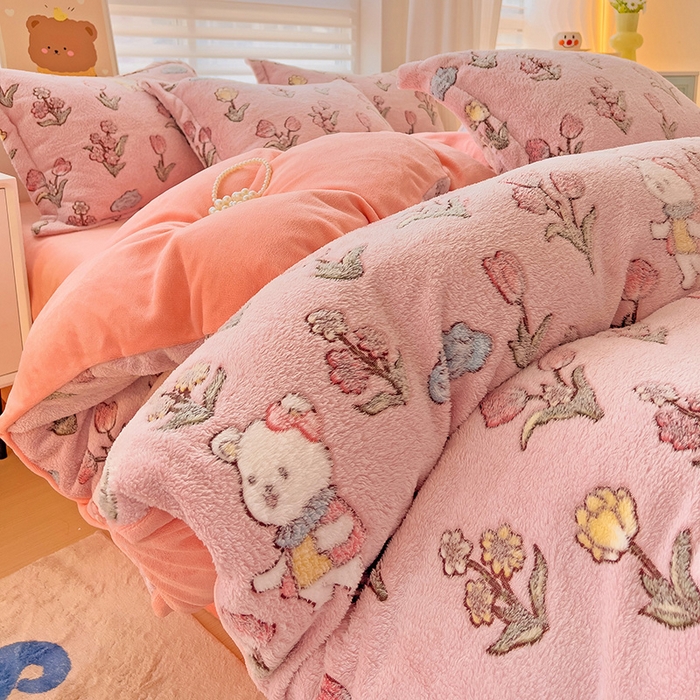 91家纺网 家纺一手货源 找家纺 2024新款加厚雪花绒印花单件被套-风格二（提供卖家秀 ） 花园熊(粉)