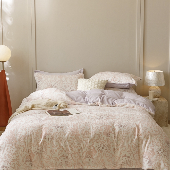 91家纺网 家纺一手货源 找家纺 卡派 2024新款轻奢肌理纹雕花工艺款230克加厚牛奶绒四件套（提供买家秀 ） 花园兔