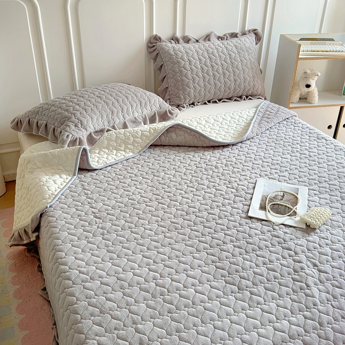 91家纺网 家纺一手货源 找家纺 美梦家纺 2024新款素色牛奶绒花边床盖系列 银河灰