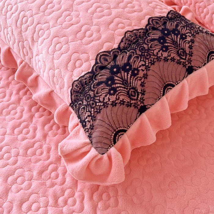 91家纺网 家纺一手货源 找家纺 恋尚 2024新款牛奶绒夹棉床盖纯色蕾丝边牛奶绒床盖 洛丽塔 粉色