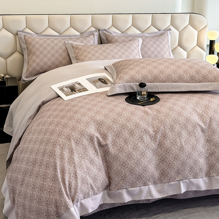 91家纺网 家纺一手货源 找家纺 雲归梦 2024新款全棉纯棉轻奢加厚磨毛拼角工艺四件套 罗薇-卡其灰