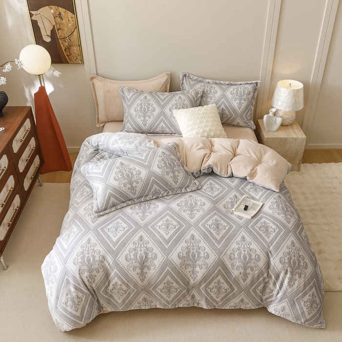 91家纺网 家纺一手货源 找家纺 卡派 2024新款轻奢肌理纹雕花工艺款230克加厚牛奶绒四件套（提供买家秀 ） 法式浪漫-灰