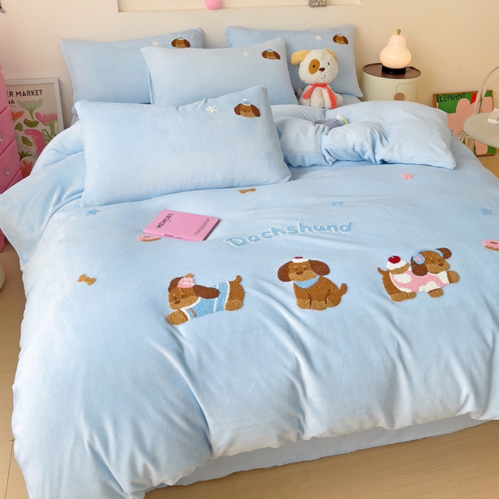 91家纺网 家纺一手货源 找家纺 梦之岛 2024新款牛奶绒卡通毛巾绣四件套腊肠狗 腊肠狗-蓝