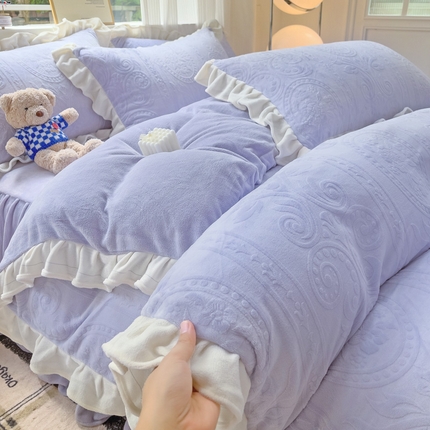 91家纺网 家纺一手货源 找家纺 2024新款加厚牛奶绒韩版雕花四件套风格2（阳光） 露娜紫