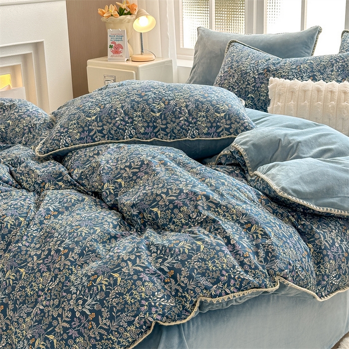 91家纺网 家纺一手货源 找家纺 红粉佳人新款小清新卡通贝壳边三角针棉加绒四件套工艺款牛奶绒四件套蓝底小花