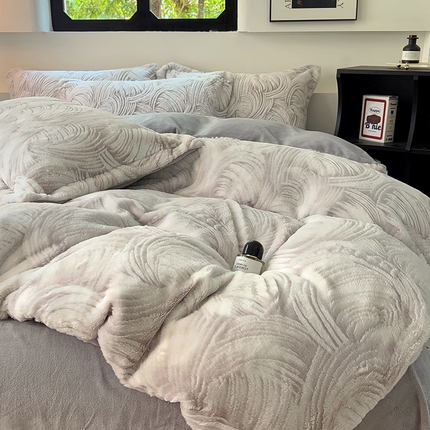 91家纺网 家纺一手货源 找家纺 昊川2025新款高克重330g兔毛仿皮草超奢3D立体浮雕绒四件套9斤 布兰卡-灰