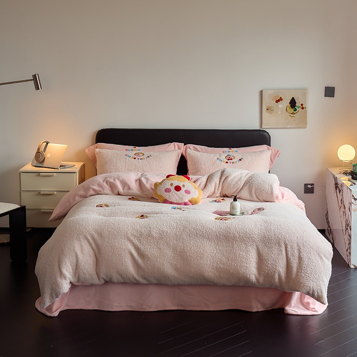 91家纺网 家纺一手货源 找家纺 2024新款蚂蚁绒卡通绣花四件套 淑女屋