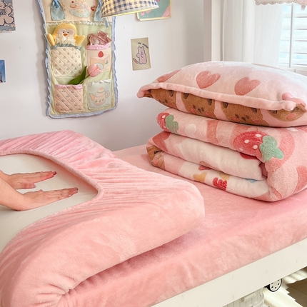 91家纺网 家纺一手货源 找家纺 川悦生活 2024新款立体雪花绒宿舍床笠款三件套四件套 冰激凌小熊