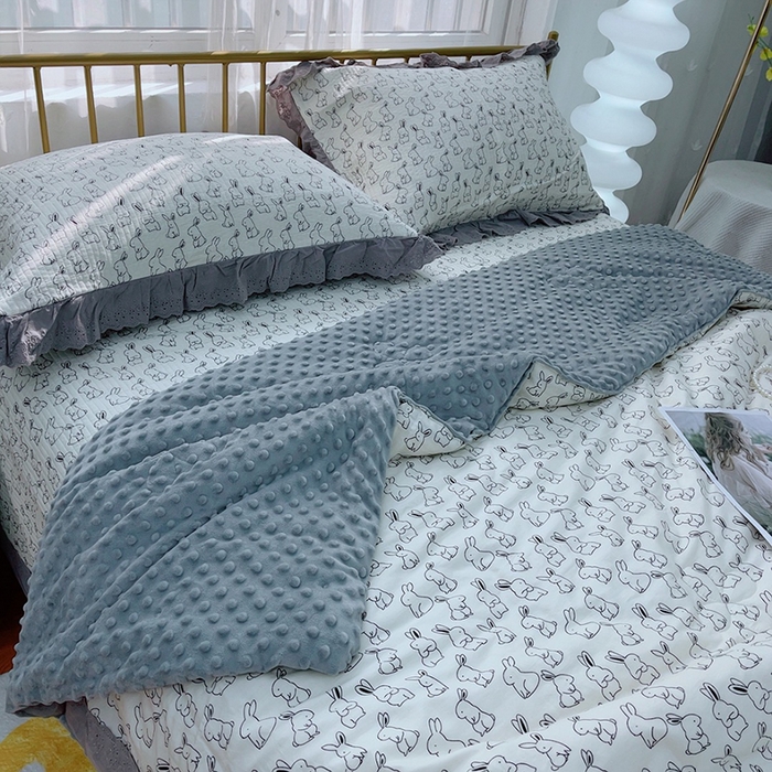 91家纺网 家纺一手货源 找家纺 暖居 2024新款包边豆豆被床盖四件套 兔耳朵