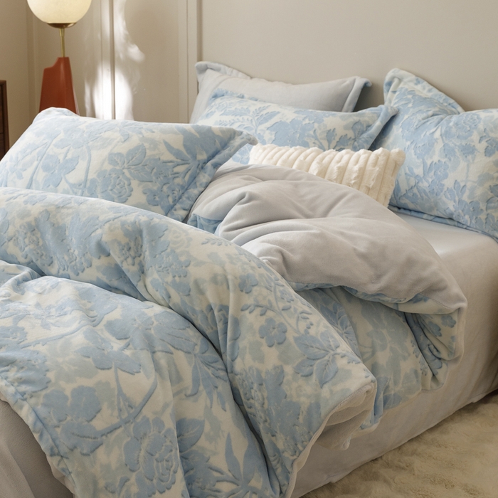 91家纺网 家纺一手货源 找家纺 卡派 2024新款轻奢肌理纹雕花工艺款230克加厚牛奶绒四件套（提供买家秀 ） 摇曳-蓝