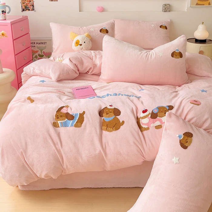 91家纺网 家纺一手货源 找家纺 梦之岛 2024新款牛奶绒卡通毛巾绣四件套腊肠狗 腊肠狗-粉