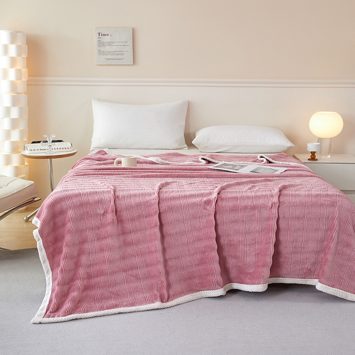 91家纺网 家纺一手货源 找家纺 2024新款仿兔绒泡泡绒毛毯家用四季毯 条纹人生 紫豆沙