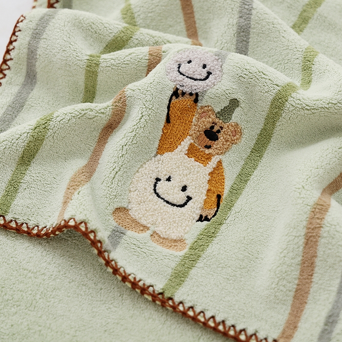 91家纺网 家纺一手货源 找家纺 朴尔家纺-毛巾被 2024新款毛巾绣勾边小格快乐鸭AB版珊瑚绒速吸速干毛巾浴巾 背带熊-绿毛巾
