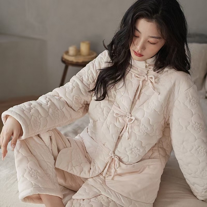 91家纺网 家纺一手货源 找家纺 洛兰沙家居馆 2024新款睡衣女秋冬季三层夹棉珊瑚绒加厚保暖两件套女士可外穿加绒家居服 白色