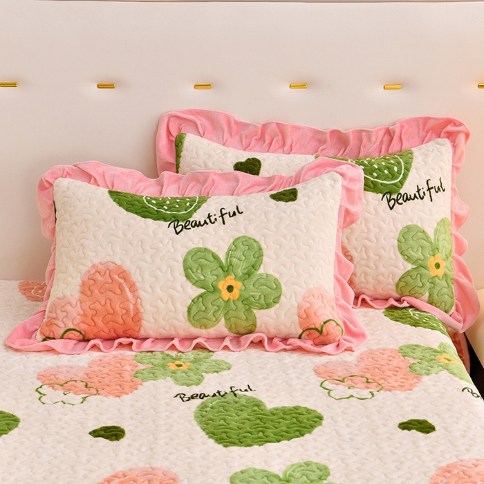 91家纺网 家纺一手货源 找家纺 民新家纺 2025新款牛奶绒印花夹棉床盖四件套 爱心草莓-粉