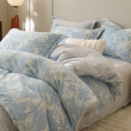 91家纺网 家纺一手货源 找家纺 （总）卡派 2024新款轻奢肌理纹雕花工艺款230克加厚牛奶绒四件套（提供买家秀 ）