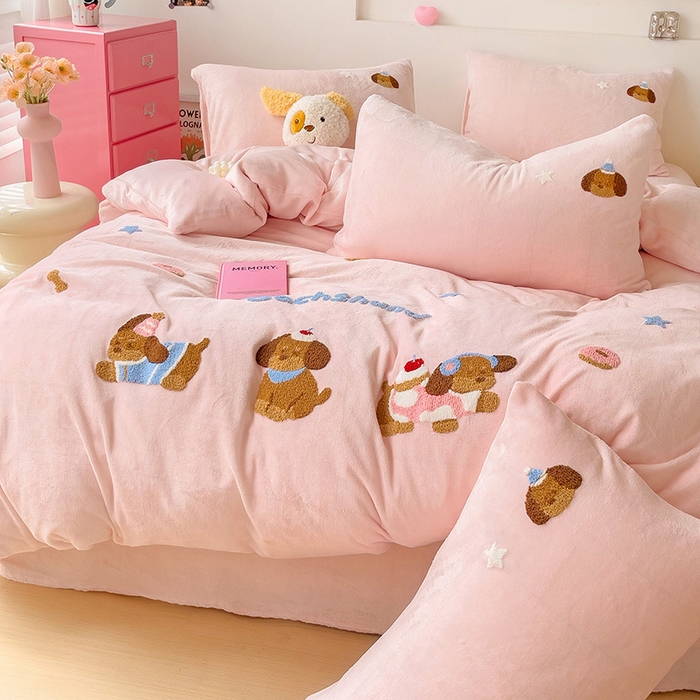 91家纺网 家纺一手货源 找家纺 梦之岛 2024新款牛奶绒卡通毛巾绣四件套腊肠狗 腊肠狗-粉