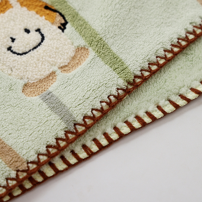 91家纺网 家纺一手货源 找家纺 朴尔家纺-毛巾被 2024新款毛巾绣勾边小格快乐鸭AB版珊瑚绒速吸速干毛巾浴巾 背带熊-绿毛巾