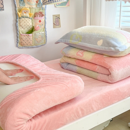 91家纺网 家纺一手货源 找家纺 川悦生活 2024新款立体雪花绒宿舍床笠款三件套四件套 彩虹爱语粉