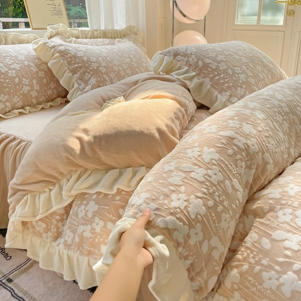 91家纺网 家纺一手货源 找家纺 2024新款加厚牛奶绒韩版雕花四件套风格2（阳光） 露娜紫