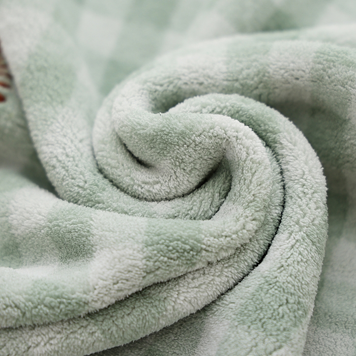 91家纺网 家纺一手货源 找家纺 朴尔家纺-毛巾被 2024新款毛巾绣勾边小格快乐鸭AB版珊瑚绒速吸速干毛巾浴巾 格子快乐鸭-深绿毛巾