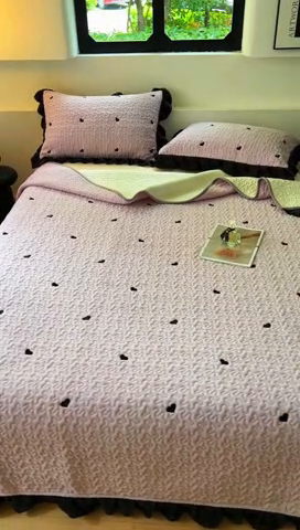 91家纺网 家纺一手货源 找家纺 美梦家纺 2024新款牛奶绒法式绣花夹棉床盖 绒爱心·水晶紫