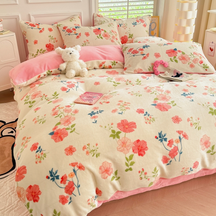 91家纺网 家纺一手货源 找家纺 简宜家居 2025新款牛奶绒印花四件套 清新粉黛