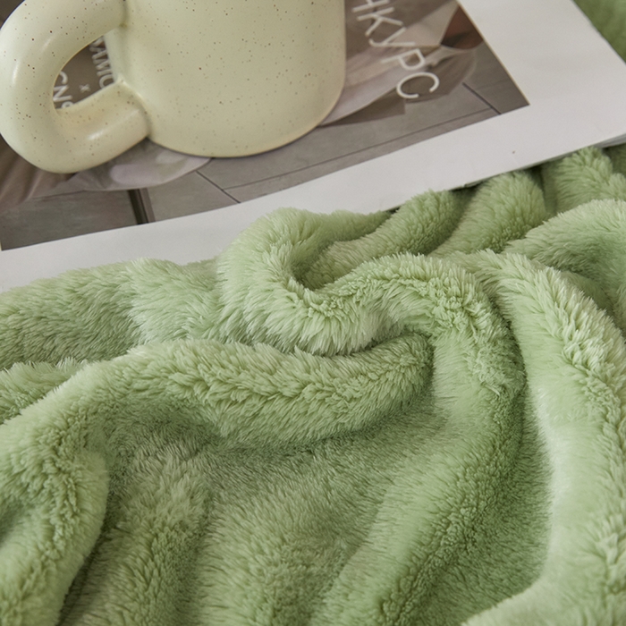91家纺网 家纺一手货源 找家纺 2024新款仿兔绒泡泡绒毛毯家用四季毯 条纹人生 抹茶绿