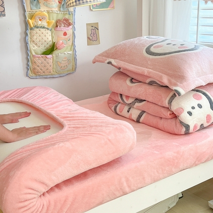 91家纺网 家纺一手货源 找家纺 川悦生活 2024新款立体雪花绒宿舍床笠款三件套四件套 爱米兔