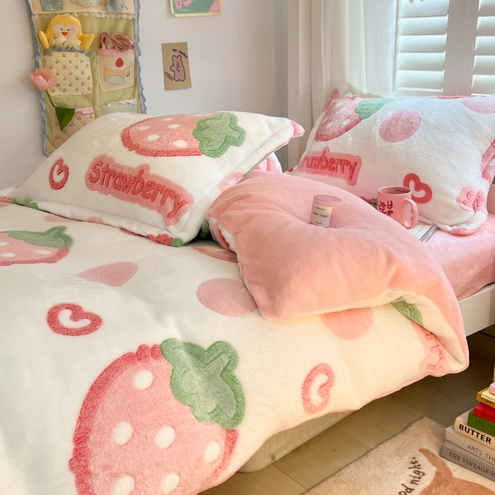 91家纺网 家纺一手货源 找家纺 川悦生活 2024新款立体雪花绒宿舍床笠款三件套四件套 啵啵草莓