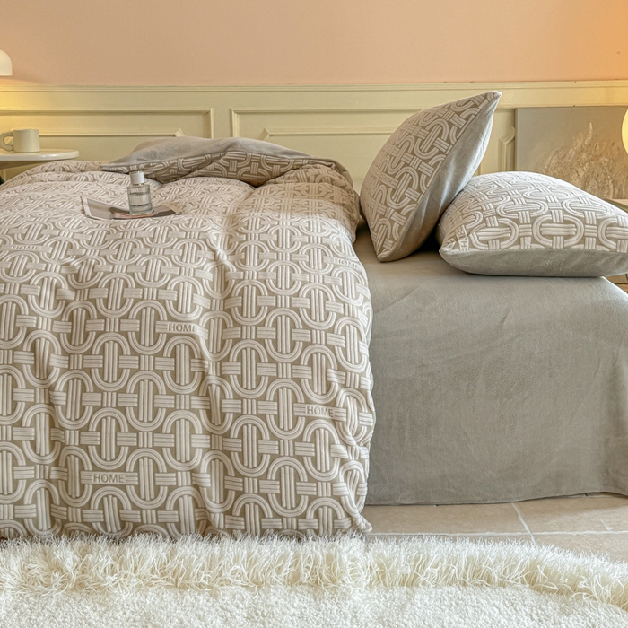 91家纺网 家纺一手货源 找家纺 大境 2024新款8斤A类230克牛奶绒提花烂花四件套床笠款床单款 巴克曼 米灰