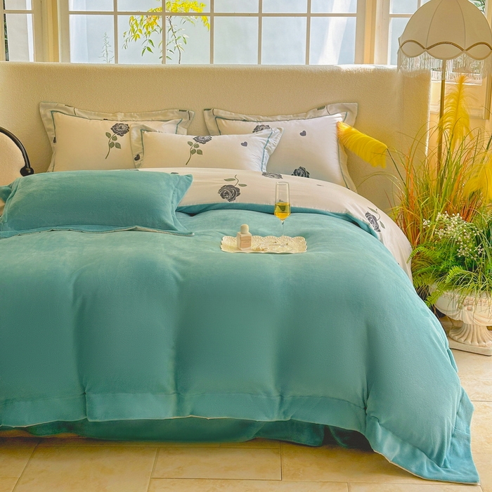 91家纺网 家纺一手货源 找家纺 2025新款A纯棉B牛奶绒四件套13376全棉加绒一字绣宽边轻奢套件-夹棉款 芬妮